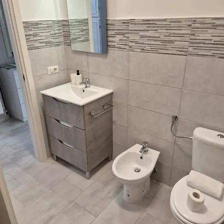 Apartmán Hc - Three Cozy Near Metro Řím